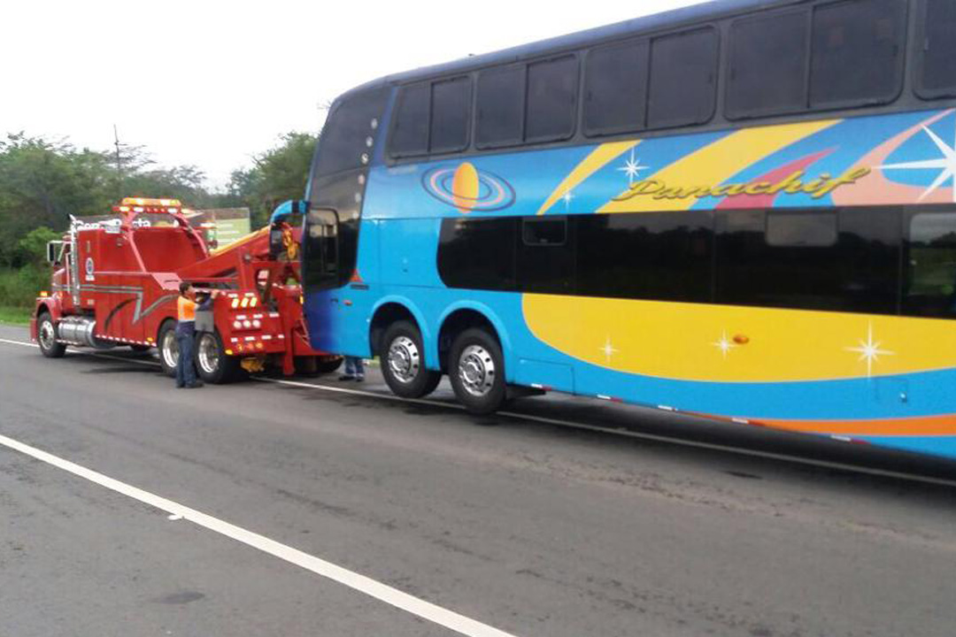 Bus accidentado, grúa auxiliando